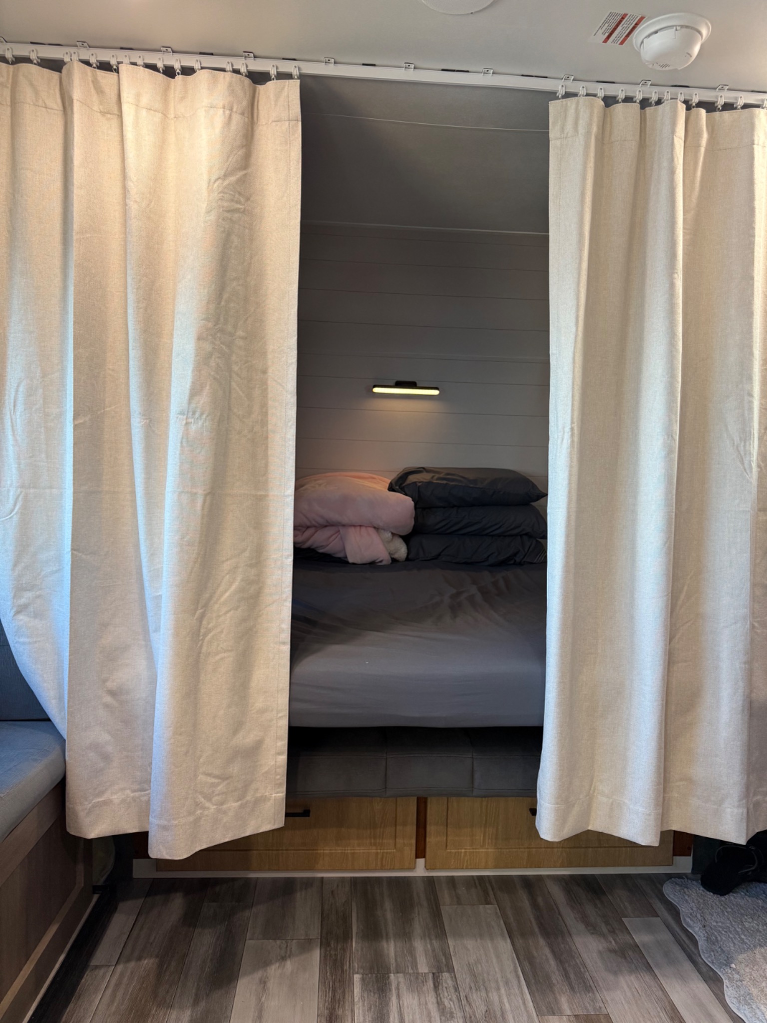 Privacy curtain half-open