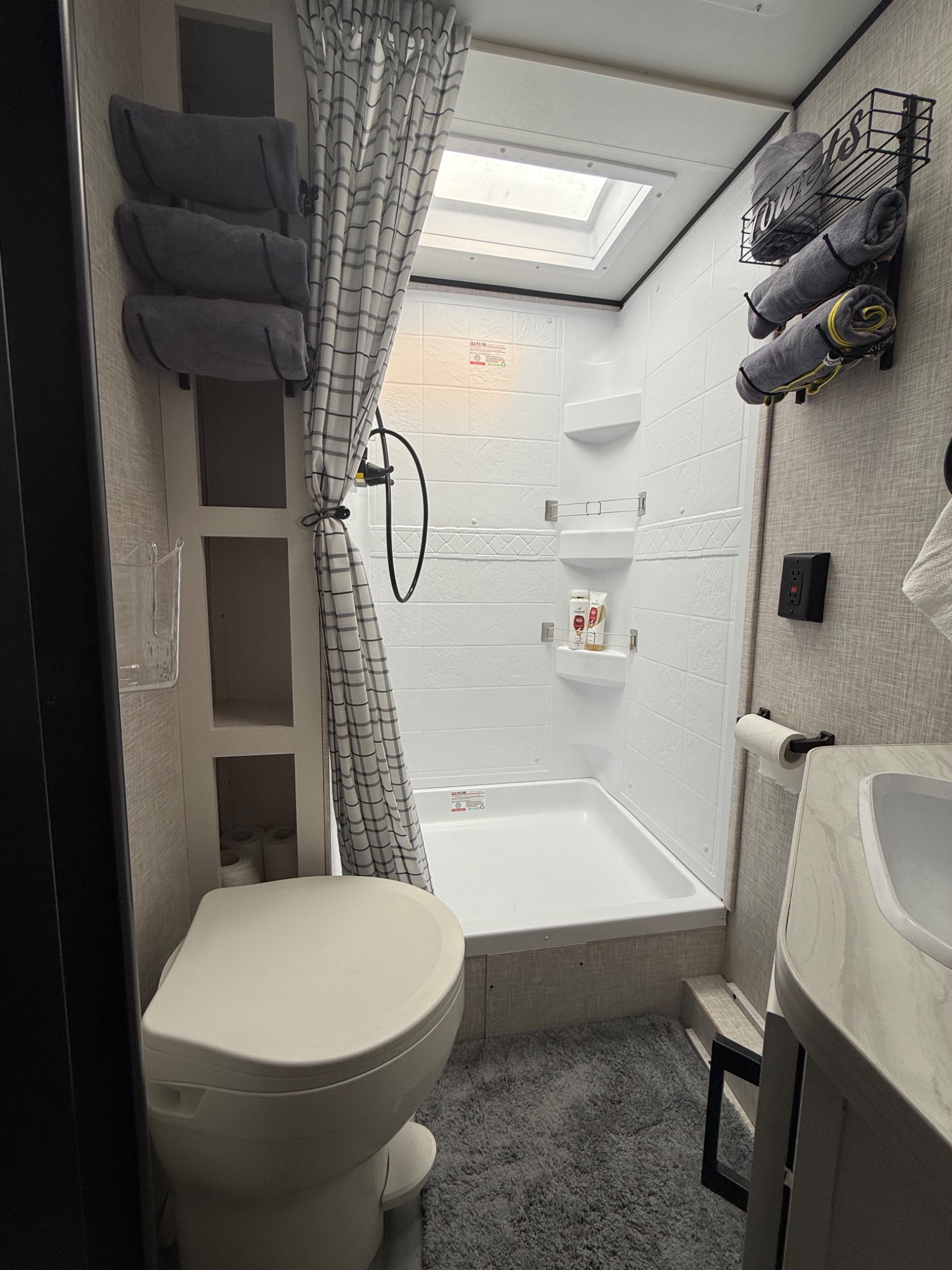 Bathroom with shower & vanity